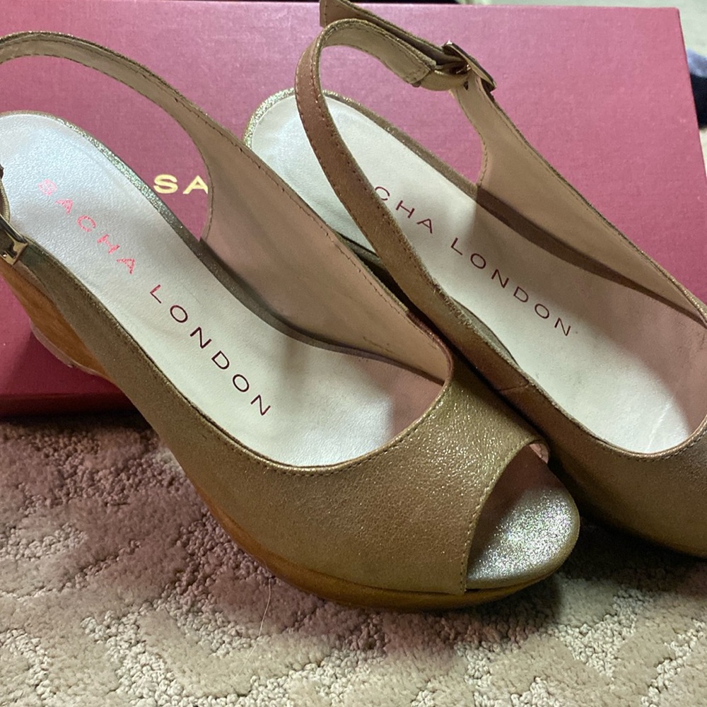 Sacha London Wedge Gold suede and leather
Size 6